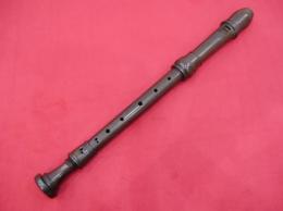 番号07【中古品】(AURA)アルトリコーダー　CONSERVATORIUM　A9G グラナディラ材　※人工象牙サムリング装飾付き